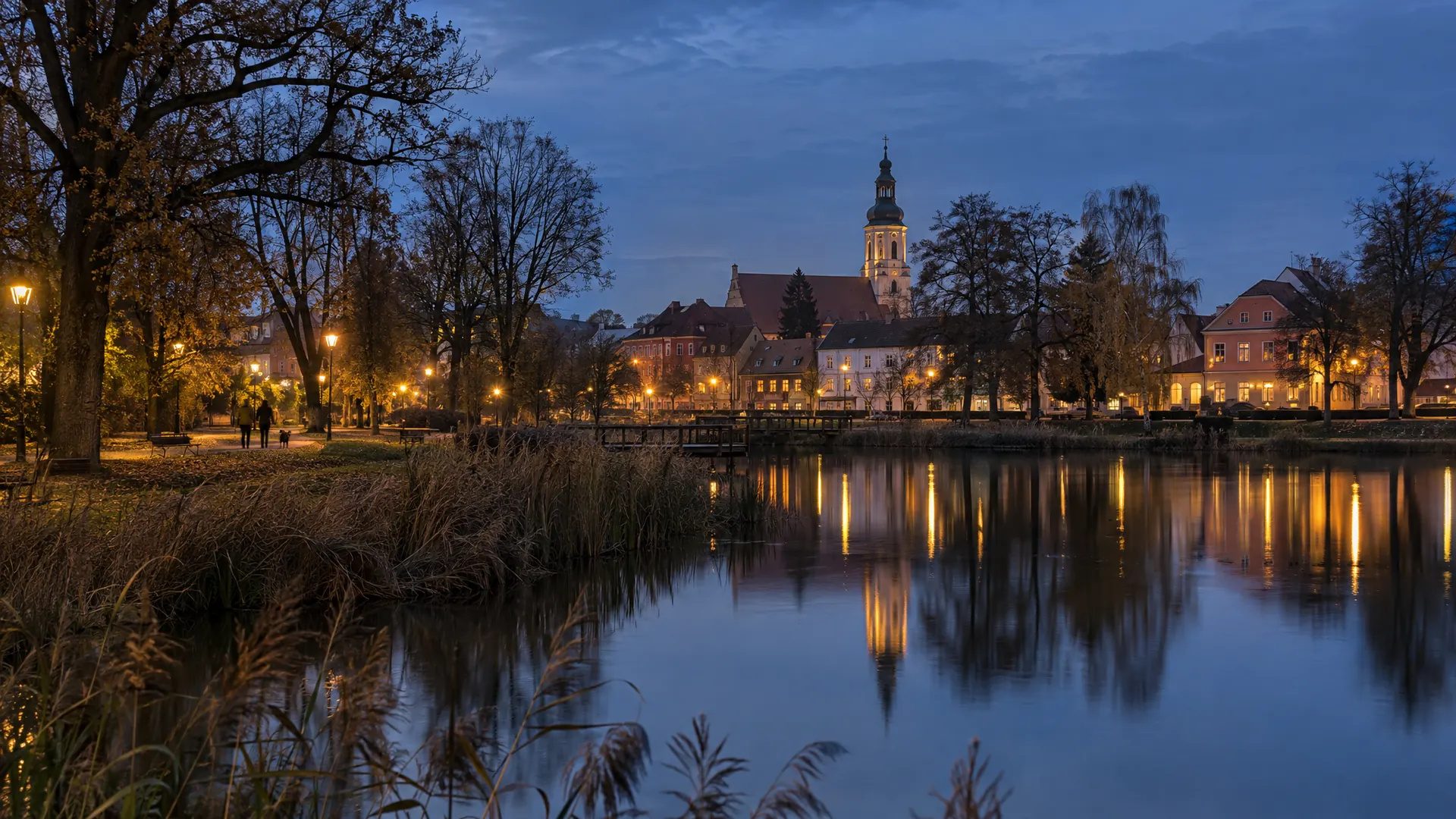 Wieczór w małym mieście nad stawem w parku
